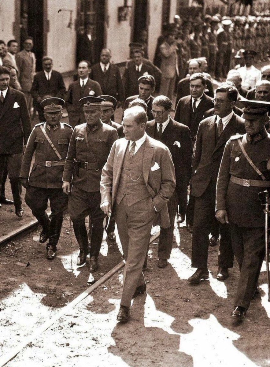 Sen bu ülkenin başına gelmiş en güzel şeysin❤️ #Atatürk