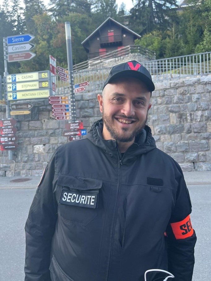 ⚫️ 🇨🇭 HOMMAGE : Stefan Ivanovic, 31 ans, agent de sécurité au bar Le Constellation à Crans-Montana, était un homme d'une grande gentillesse, toujours prêt à aider les autres.

Dans la nuit du 31 décembre 2025 au 1er janvier 2026, lors de l'incendie meurtrier, il est resté à