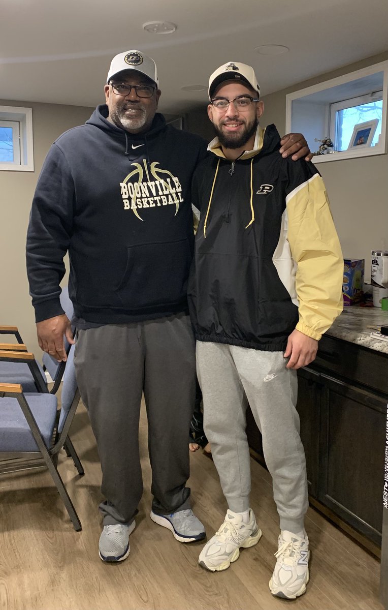 cmockobee's tweet photo. New years get together with the boy.. had a great time being fans and catching up. #NotDoneYet ##MockTrain 🚂 https://t.co/Q7RBThrMM0