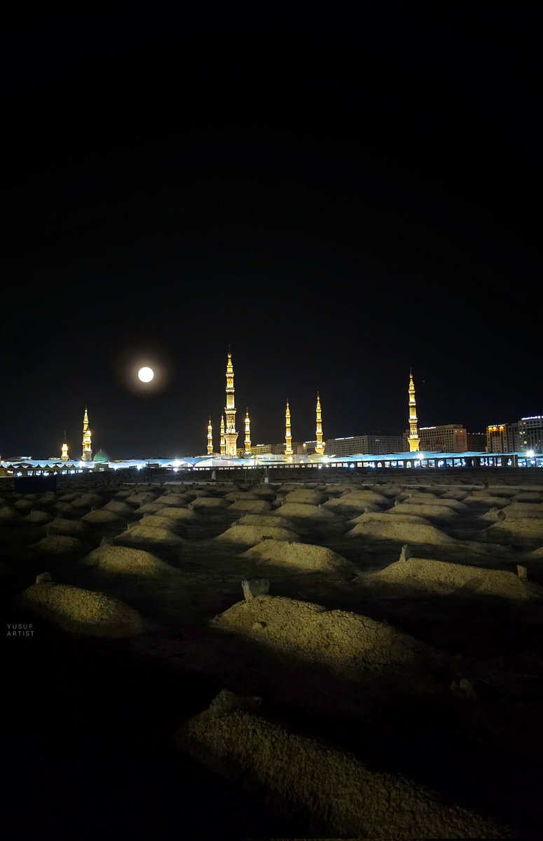 Yusuf_artist_'s tweet photo. كان رسول الله ﷺ 
يخرج من آخر الليل إلى البقيع
يسلّم عليهم ويدعوا لهم
 ويطيل عندهم القيام
والله سبحانه أمره أن يستغفر لهم 
السكون عجيب في البقيع 
ويختلف عن جميع المقابر
 بأنه لاوحشة فيه أبداً. https://t.co/0ol5inDzAx