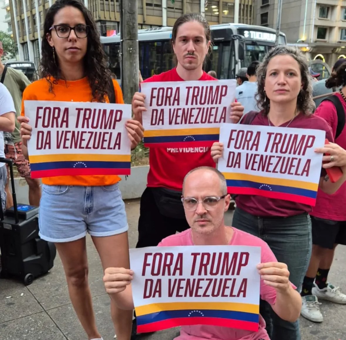 pedromarianibr's tweet photo. 4 esquerdistas brasileiros com piercing de vaca no nariz decidem fazer protesto com cartaz expulsando o Trump da Venezuela. Agora o negócio ficou tenso mesmo!!! Encurralaram o Trump de vez… https://t.co/CrV2zjCzur