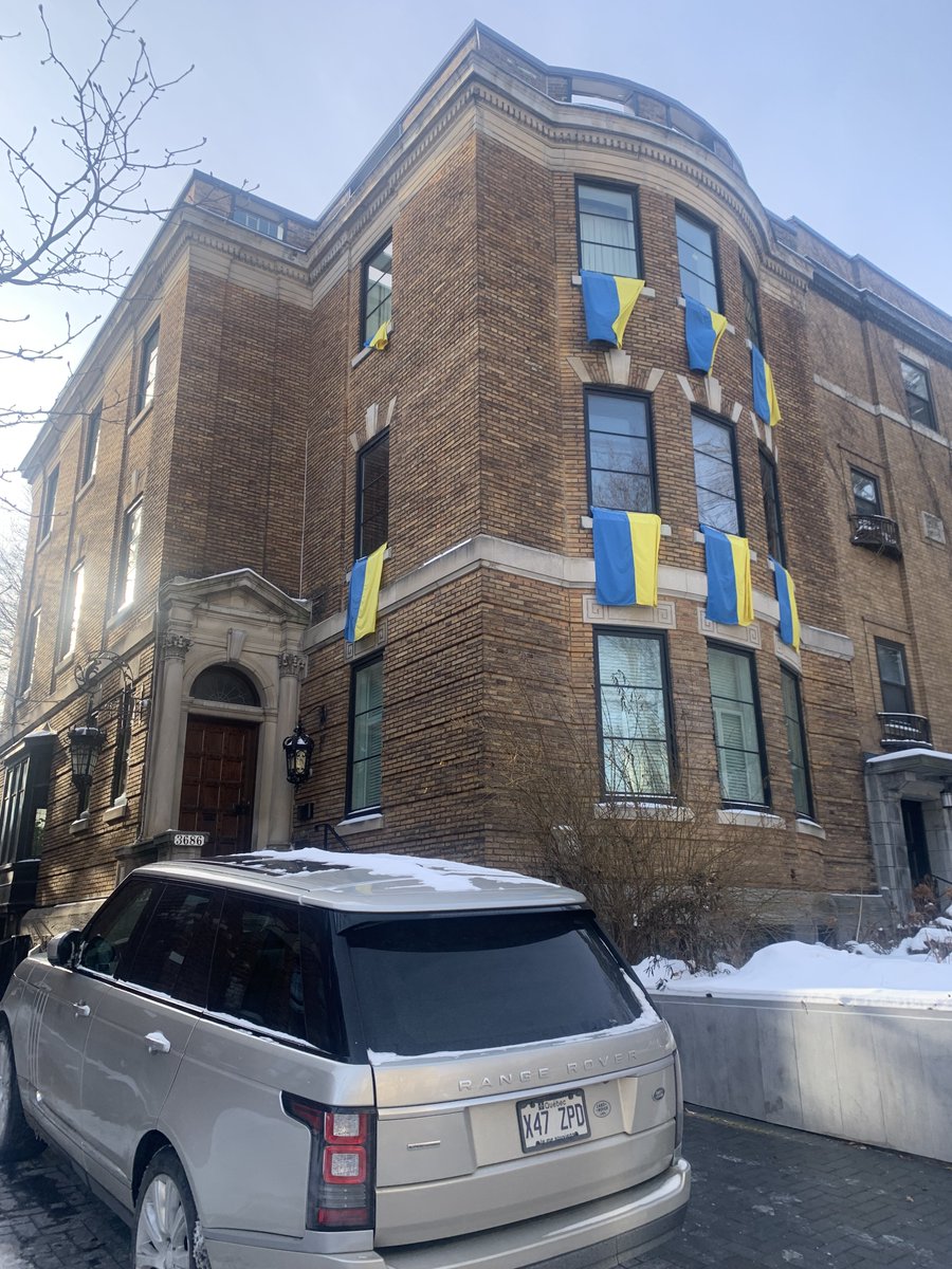 queAgudo's tweet photo. The view from Russia's Montreal consulate: Ukrainian flags flying free. A daily reminder of what authoritarianism destroys. 📷📷📷 #StopRussia #RussiaIsATerroristState #PutinIsAWarCriminal #Authoritarianism #Freedom https://t.co/lD05J6wein