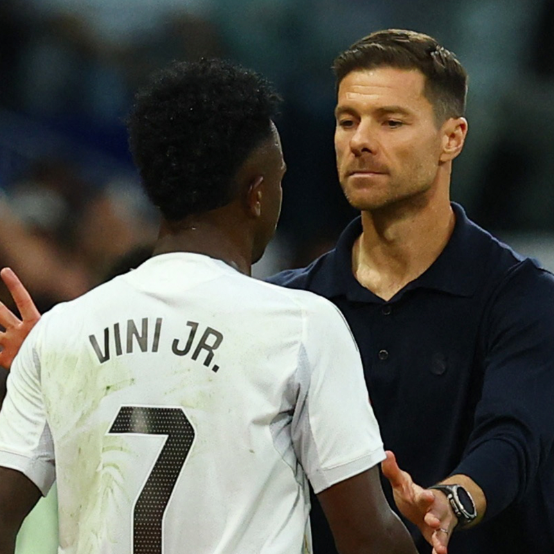 DAZN_ES's tweet photo. IMAGEN DAZN | Xabi Alonso y sus indicaciones a Vinicius Jr en el Real Madrid vs Betis: "¡Que no te pares y presiones!"