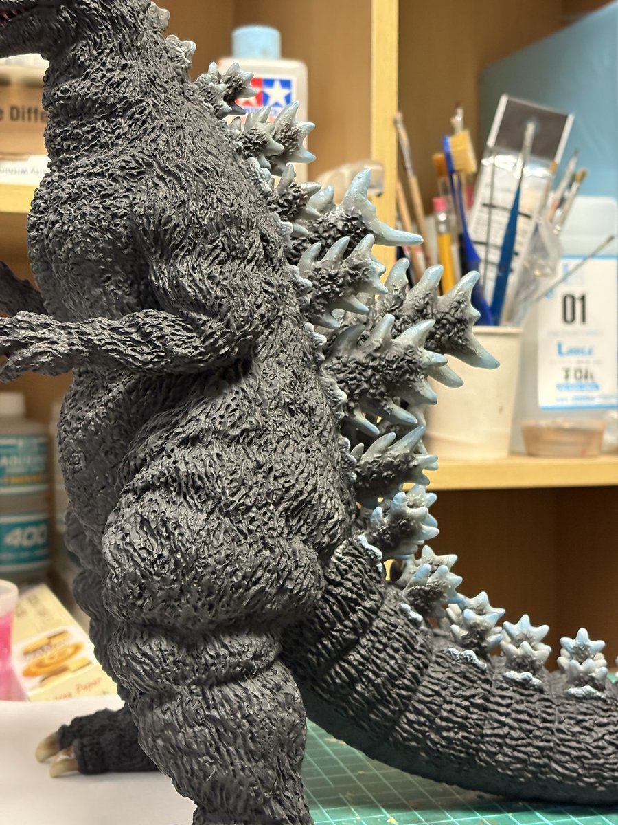 ゴジラ1984 背びれの塗装が完了したので尻尾も取り付け。 接続部分処理