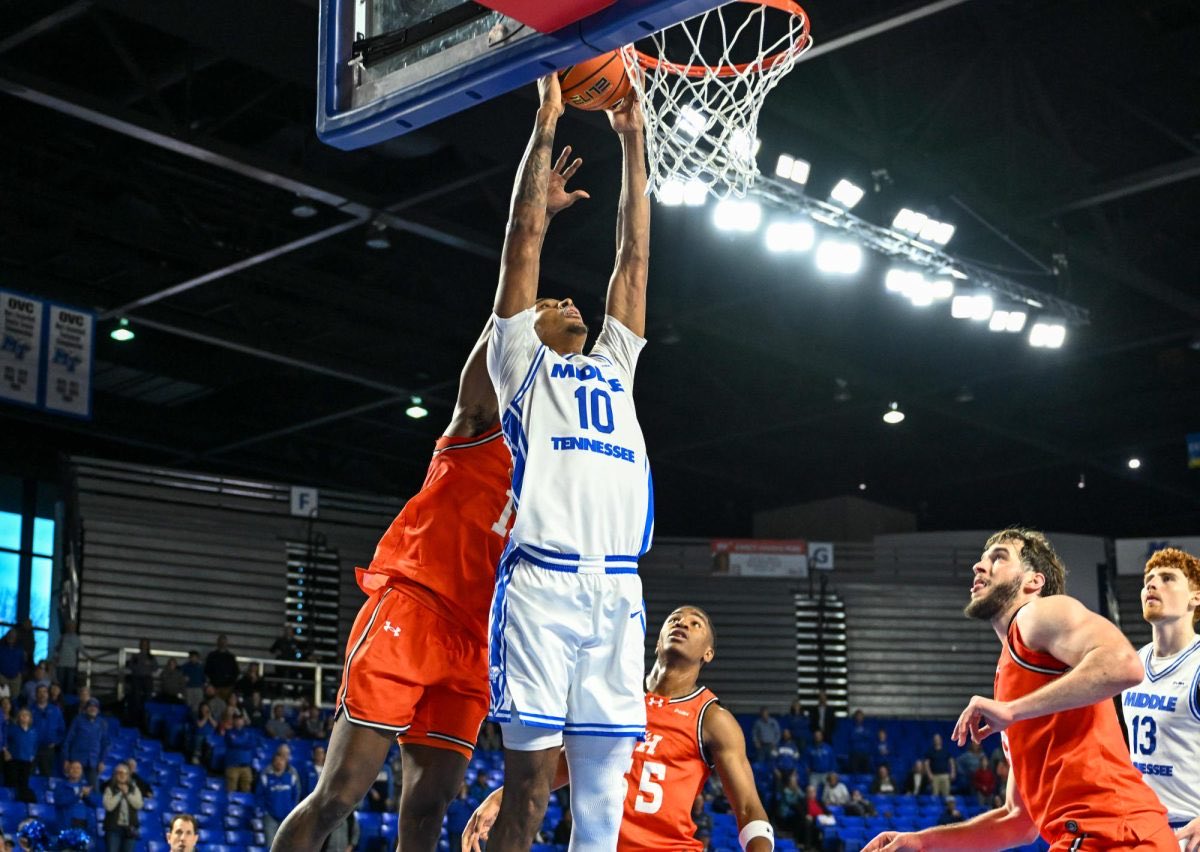 willie_phaler50's tweet image. Last second dunk lifts MTSU men’s basketball over Sam Houston

@MT_MBB jumps out to 3-0 in Conference USA play for the first time since 2019-20, on the back of Torey Alston’s two-hand slam.

📸: @E24Media 

Story: mtsusidelines.com/2026/01/04/las…