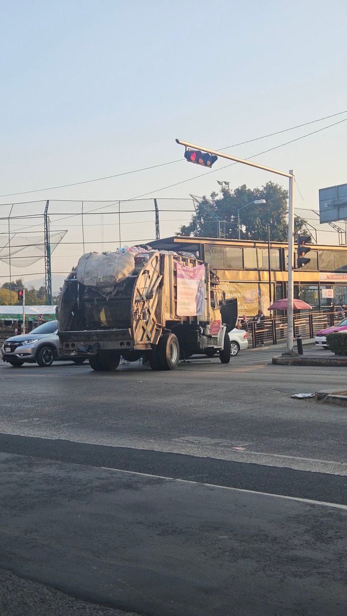 Delfinicia1's tweet photo. @TlalpanVecinos
Camión de la basura dando vuelta prohibida y para colmo se descompone. 😒🙄 https://t.co/XP0gNPoW3V