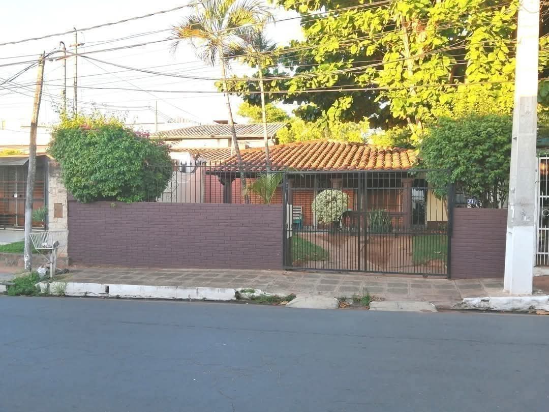 inmobiliariopy's tweet photo. Casa en Venta Lambaré Barrio Valle Apu'a
Superficie Terreno 10x27: 270 m²
2 dormitorios, sala comedor, cocina, lavadero, baño social familiar, cochera, área de servicio con dormitorio y baño, pequeño patio
Inversión Gs. 800.000.000
Consultas al Wsp https://t.co/PnA46CUHKw https://t.co/f8ndqilt2Q