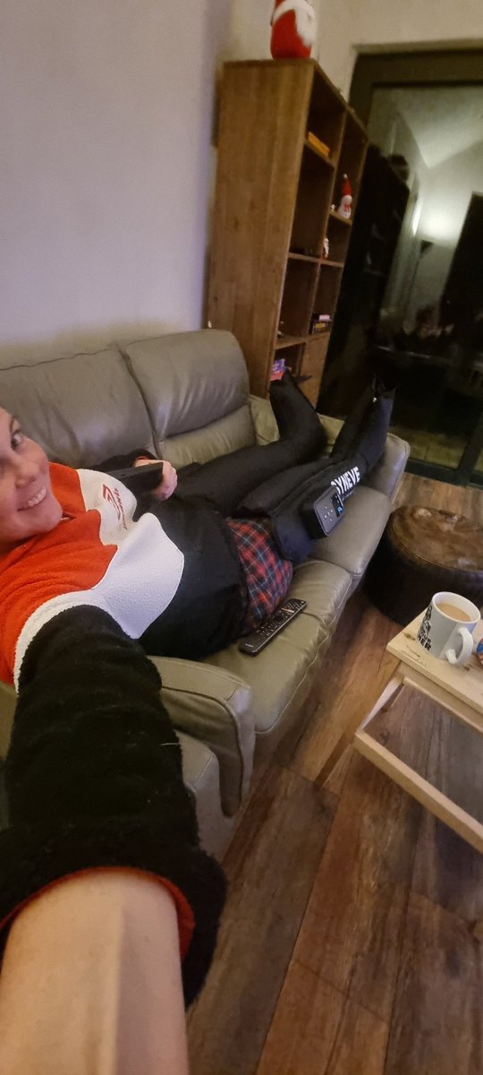 RuthyMcD's tweet image. Double indoor session today, started with 2 hours of Irish trials this morning followed by a league match this evening. ☠️

Good to be back on the indoor court! 🏑

Recovery Boots = Essential!

#PushPlay #lovetheboards