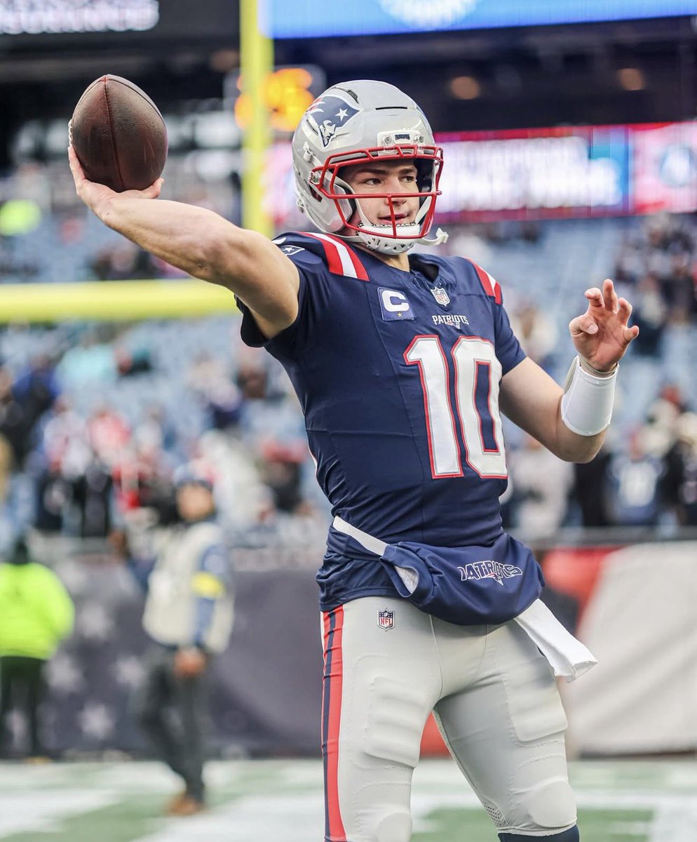 LosTalksPats's tweet image. #Patriots QB Drake Maye’s regular season stats: 

🔹17 Games Played
🔹354/492 (72% Completion Percentage)
🔹4,394 Passing Yards
🔹31 Passing TDs
🔹8 Interceptions
🔹103 Carries
🔹450 Rushing Yards
🔹4 Rushing TDs

MVP.