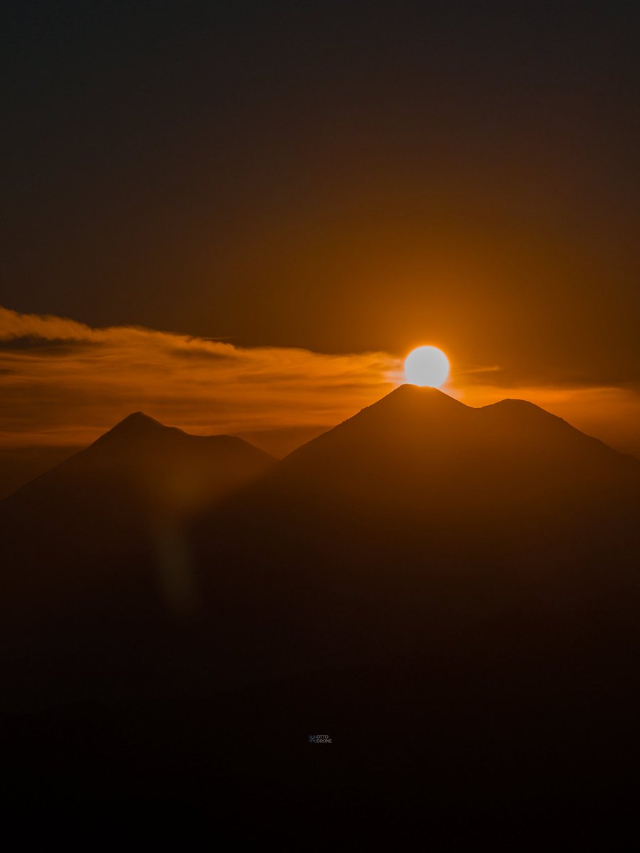 Puesta del sol sobre el Volcán Acatenango. 
Atardecer 4 de enero 2026.