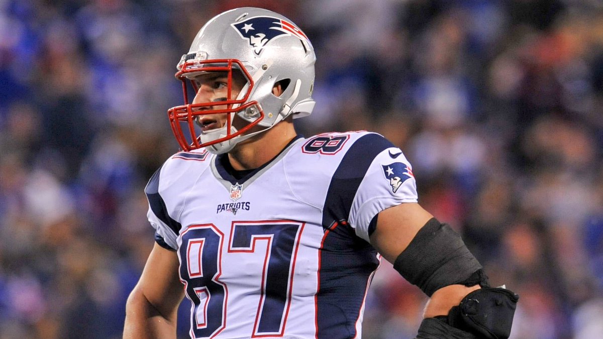 Tom Brady on Colston Loveland: 

“He’s like a mini Gronk”

Best compliment to get as a Rookie TE.