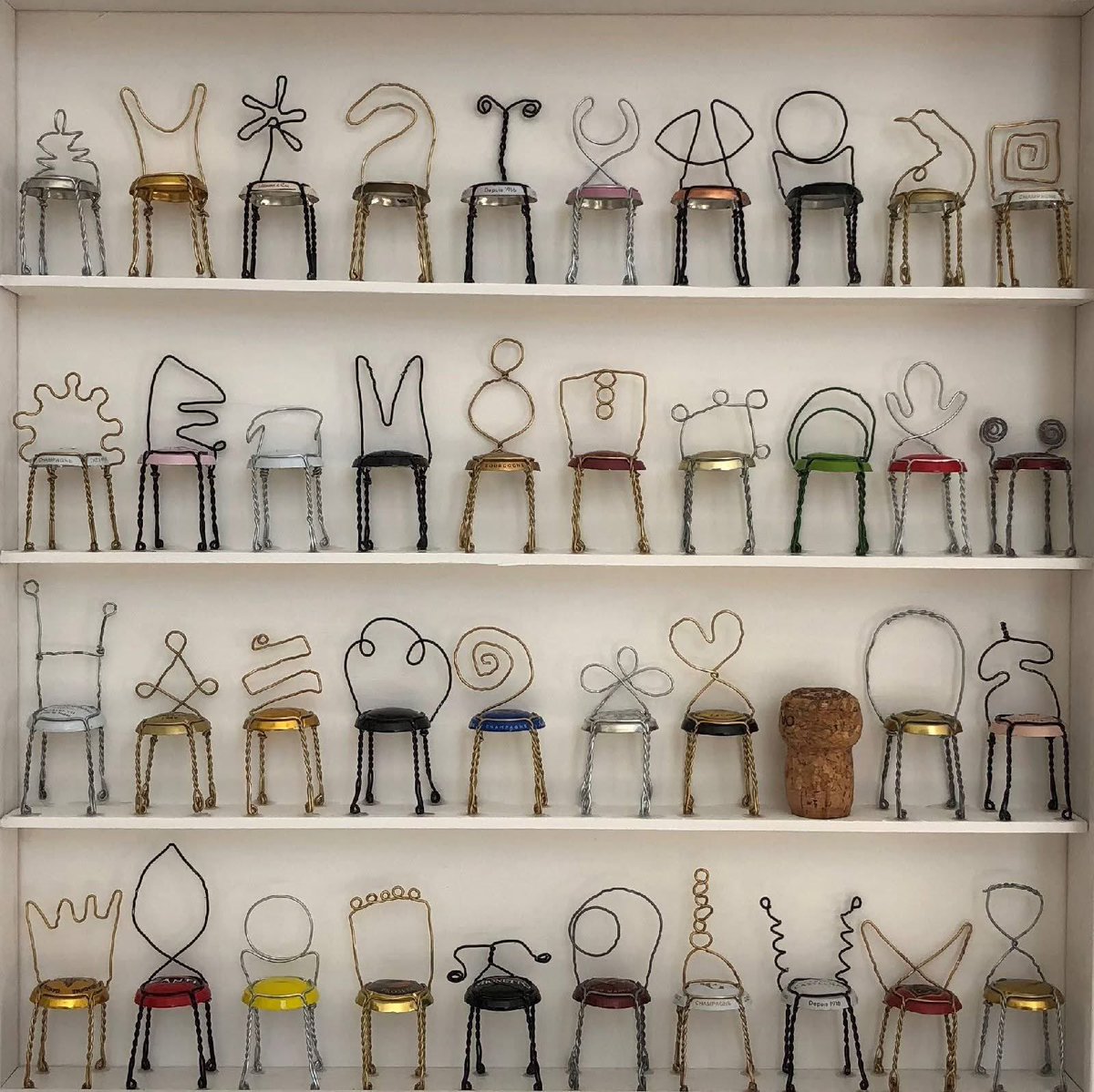 gomezdetejada's tweet image. 40 sillas de Champagne, por Joanne Tinker.