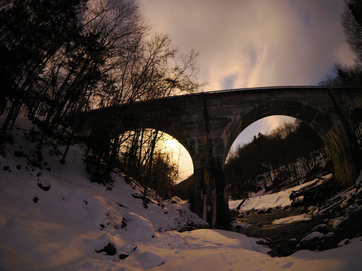 東の空が白ずむなか西の空にはギリギリ月が残ってた
極寒のなかの静寂の一瞬
＃糠平川橋梁
＃糠平温泉郷
＃上士幌町