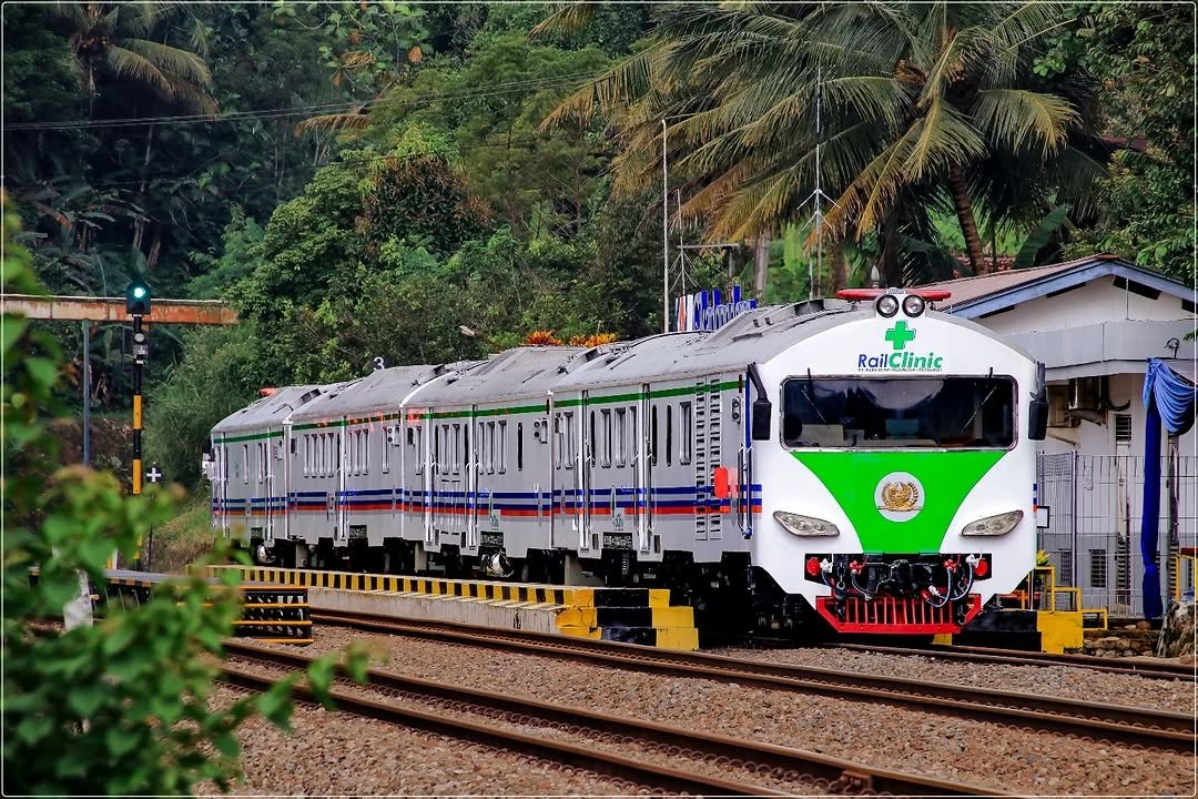 Cinta seharusnya menjadi tempat pulang yang aman, tempat hati merasa tenang dan diterima. 
Bukan sekadar pelarian sementara dari rasa sepi yang belum selesai. 🥲

Selamat pagi, #SahabatKAI!

#KAI121

Support photo🙏🏼: erzanjar_007 (IG)