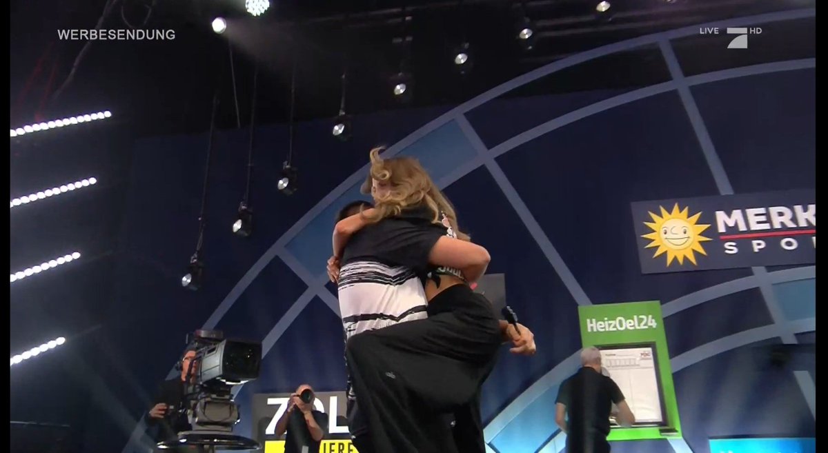 TheDarter's tweet photo. Tja Luke....du hast die Millionen aber Gian hat ne neue Spielerfrau🤣 #PromiDartsWM https://t.co/kSX8thuCNQ