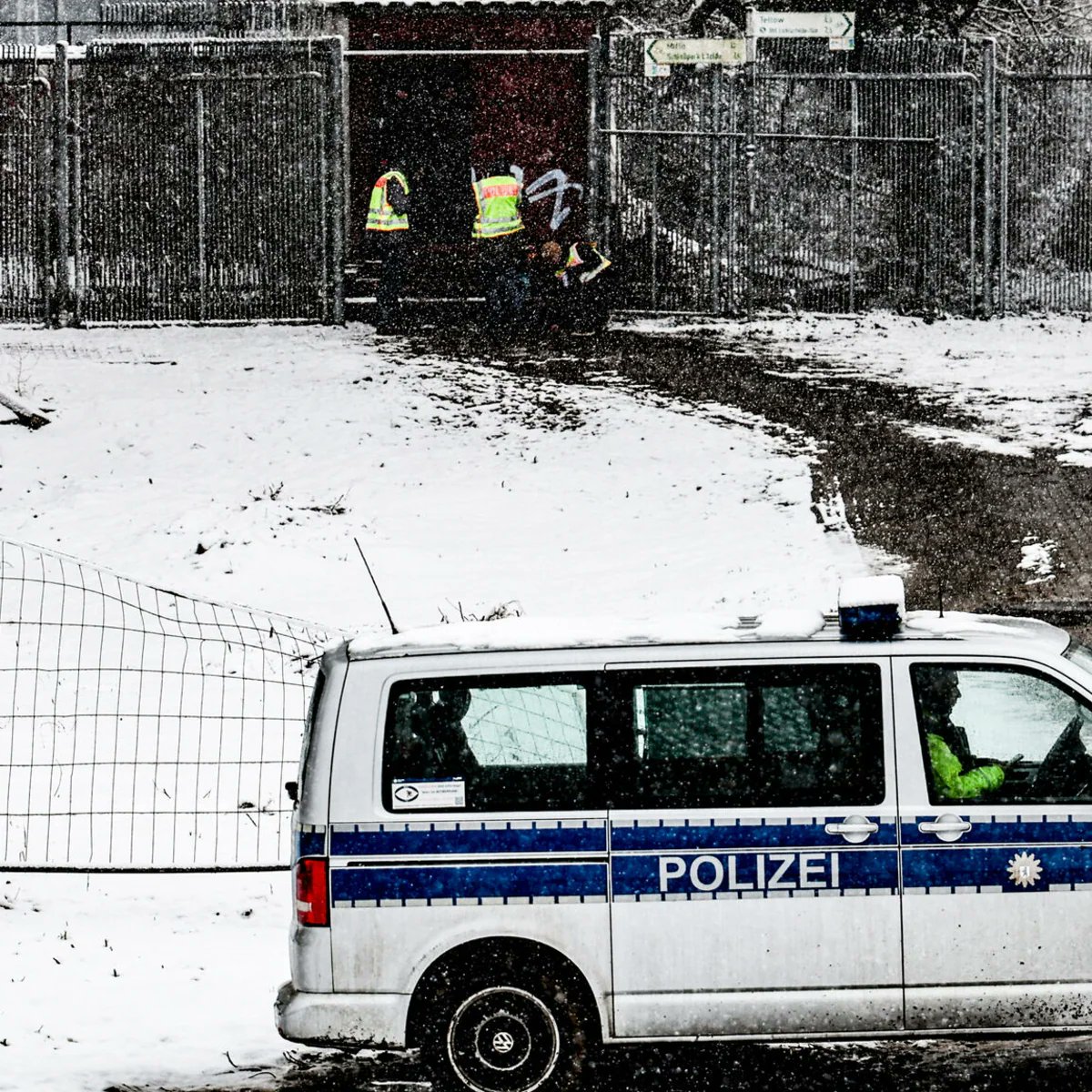 audiocustoms82's tweet image. Sehr interessant:

Im Juni 2024 gab es eine Kleine Anfrage durch Frank-Christian Hansel (AfD) an das Abgeordnetenhaus Berlin bezüglich der Stromversorgung im Gebiet südlich der Marienfelder Chaussee zwischen Marienfelde und Buckow.

Genau in dem Gebiet, in dem nun seit den…