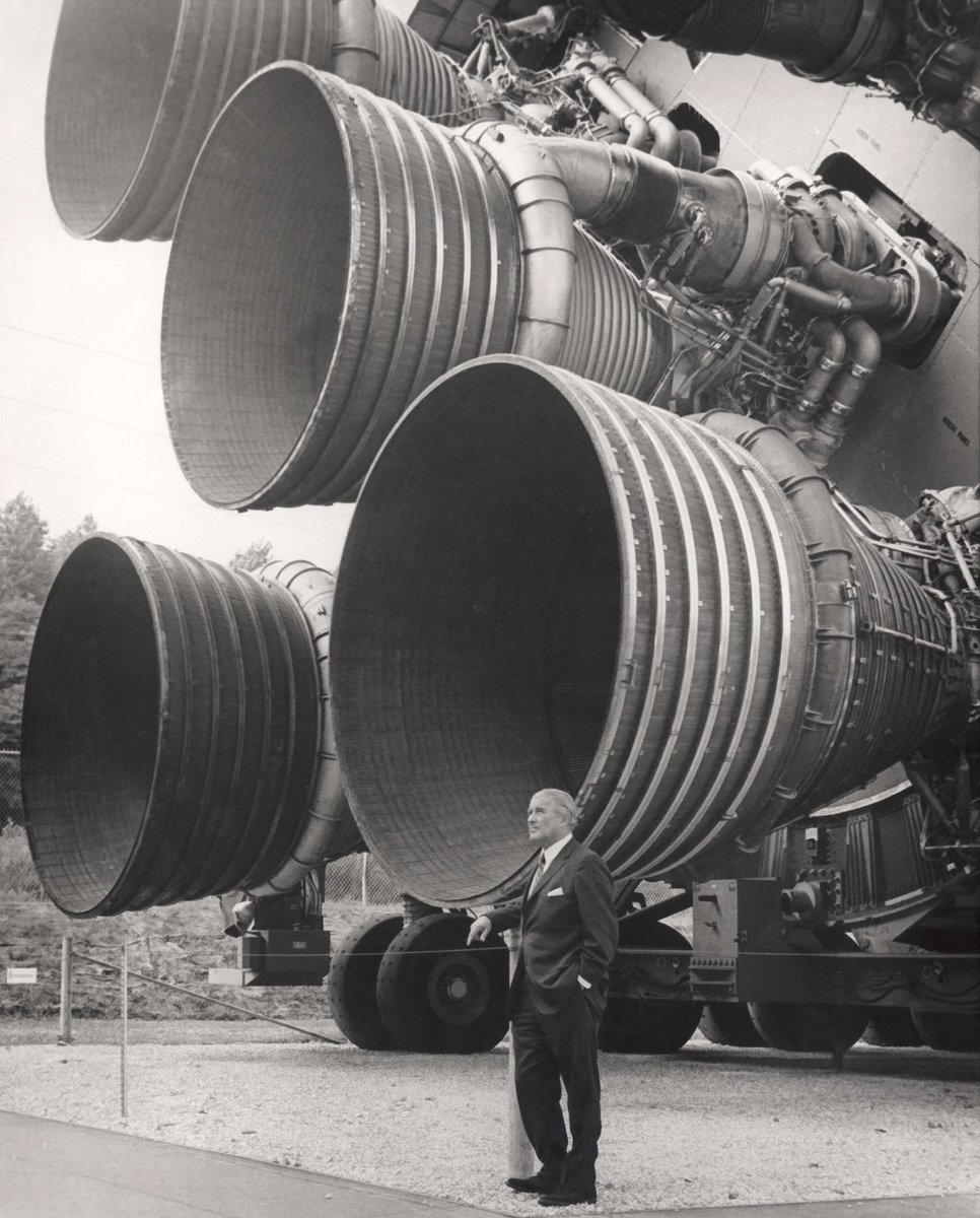 Wernher von Braun in front of Saturn V engines, 1969.

Amazing historical photos: bit.ly/44OpIzi