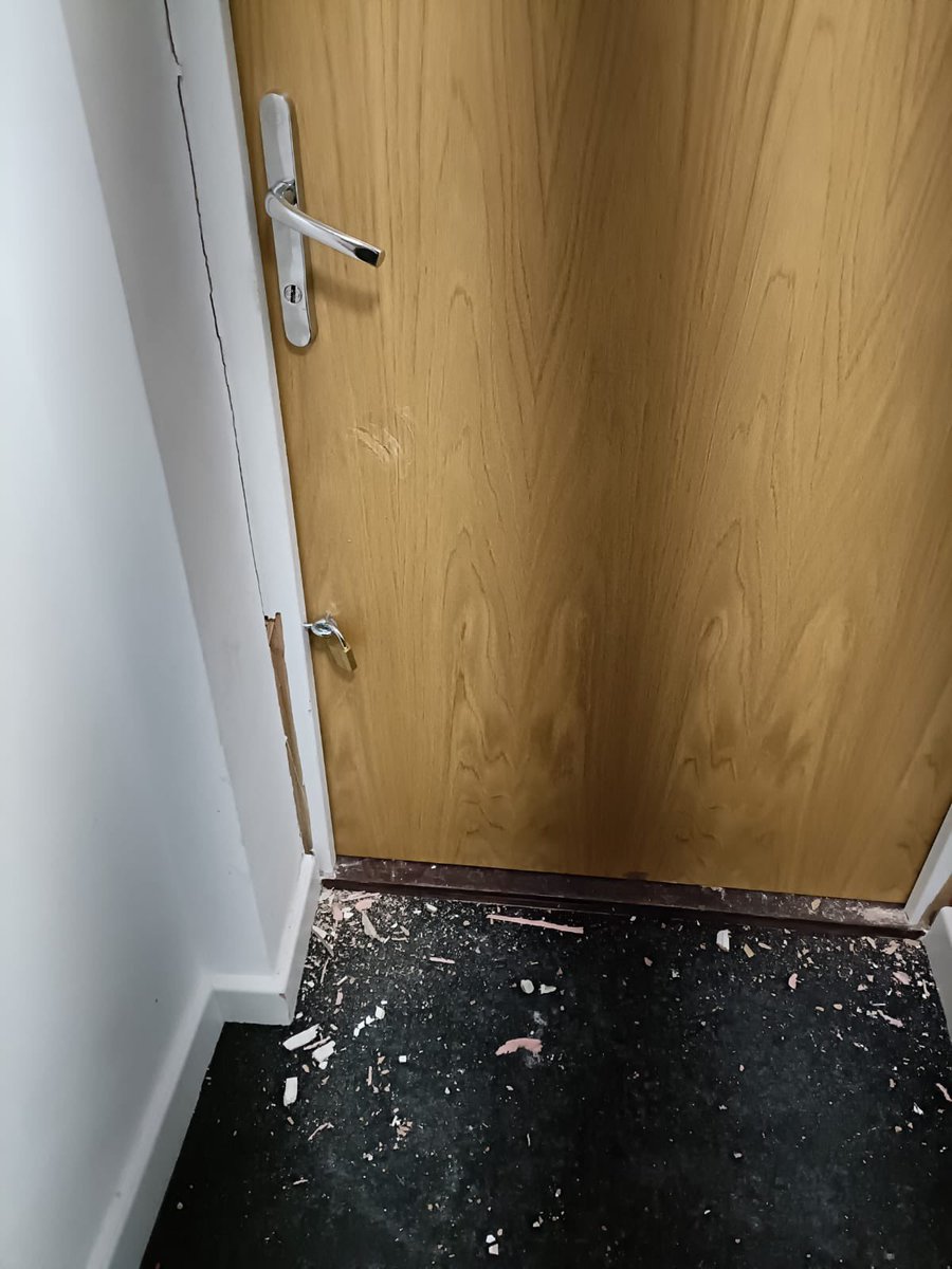 LondonCatSitter's tweet image. You all are disgusting. If the cat behind this door dies you will all be held responsible @MPSLewisham @MPSPlumstead @RSPCA_official @MetCC you arrested the owner on Thursday and I have asked to gain access to his flat.  RSPCA said they would go yesterday but still no update  1/3