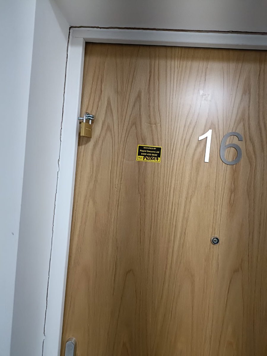 LondonCatSitter's tweet image. You all are disgusting. If the cat behind this door dies you will all be held responsible @MPSLewisham @MPSPlumstead @RSPCA_official @MetCC you arrested the owner on Thursday and I have asked to gain access to his flat.  RSPCA said they would go yesterday but still no update  1/3