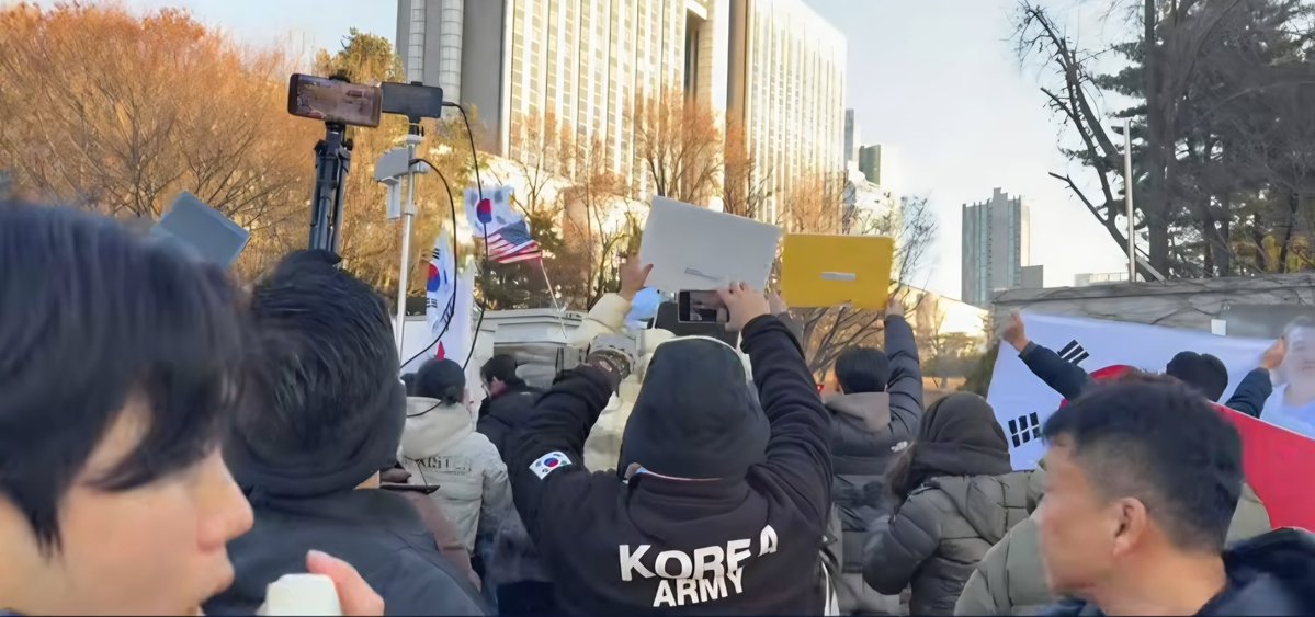 RMindle97082's tweet image. 언제나 눈물겨운 현장.
서울구치소 8시30분경 출발하시고
중앙지법 9시 5분경 도착!!!
우리의 눈과 마음이 온통 윤대통령님 향해
서있습니다.!!!!
반드시 이기는 그날까지 멸공!!!!🫡🫡🫡