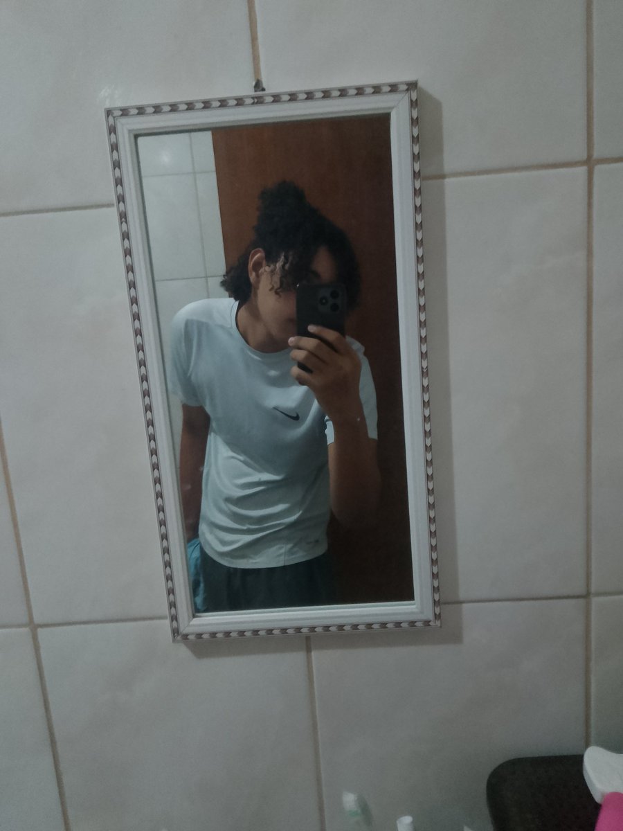 jghioru's tweet photo. Arrumando forma diferente de prender o cabelo https://t.co/6qUTQb7C0C
