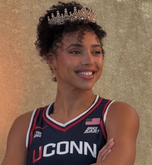 uconnwbb_fan's tweet photo. get you a woman who can do both 💓 https://t.co/c6KyeOoF7i