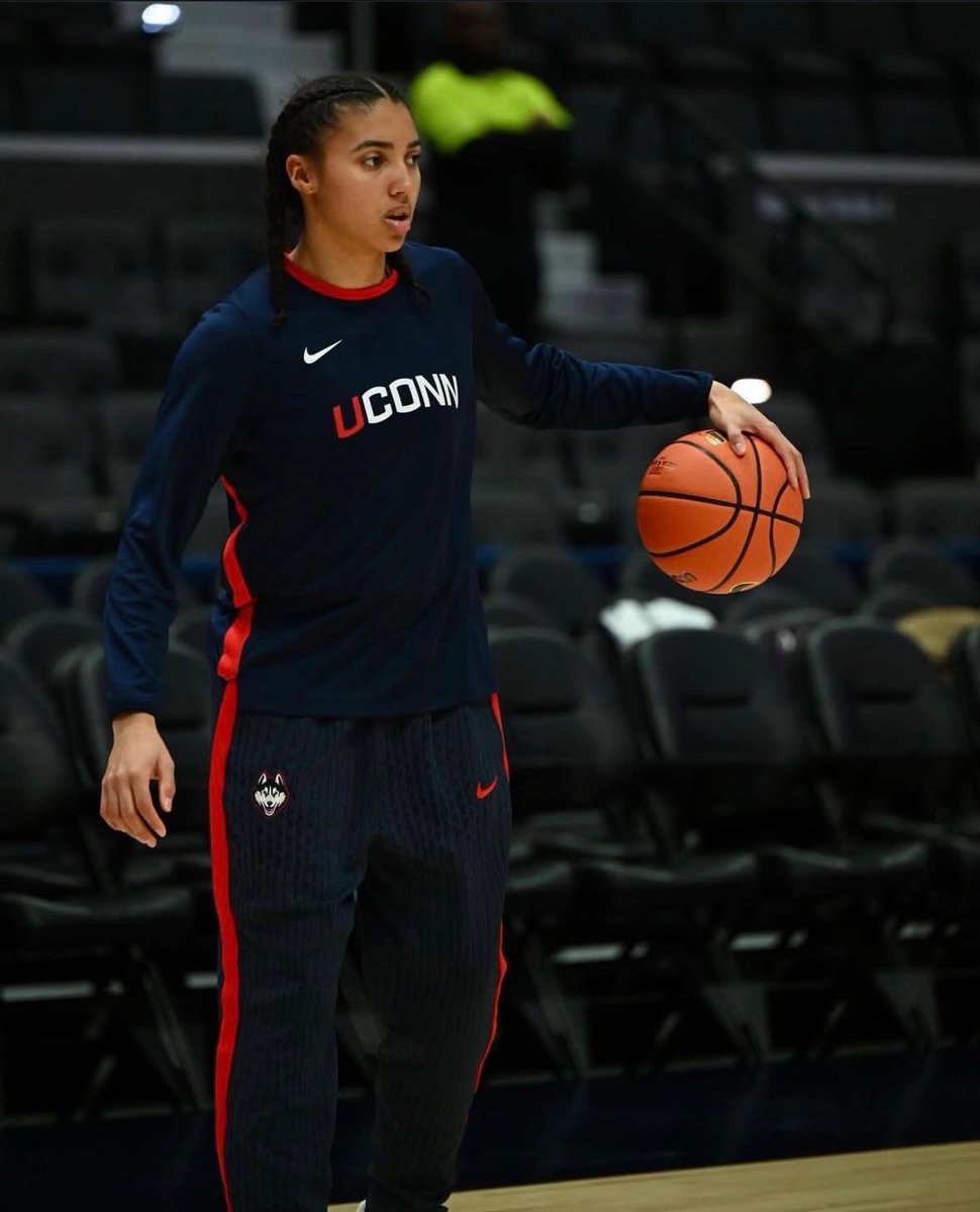 uconnwbb_fan's tweet photo. get you a woman who can do both 💓 https://t.co/c6KyeOoF7i
