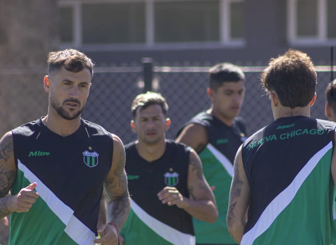 PF2026Ok's tweet image. #NuevaChicago | @KikePedernera: “Probablemente la pretemporada sea en Florencio Varela.
Ayer firmó el arquero Federico Masuero y está en el radar Jachfe de #Mitre, ademas falta la firma nada más para sumar a Diego Barrios de #AAAJ”

@AM890RADIOLIBRE