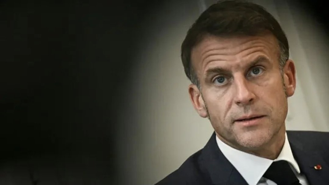 Vectorpanafrica's tweet photo. Les 7 contradictions qui ruinent la crédibilité de l'Occident

1/ L'Occident se présente comme gardien de l'ordre international, mais pratique un universalisme à géométrie variable. Un décryptage de l'ère Macron (2017-2024) qui révèle l'hypocrisie organisée du « monde libre ».

2/ CONTRADICTION 1 :  
Droits de l'homme VS Realpolitik  
- On sanctionne la Russie, la Chine, le Venezuela pour leurs abus.  
- Mais on serre la main de l'Arabie saoudite (Yémen, Khashoggi), de l'Égypte (répression), d'Israël (Gaza).  
👉 Les valeurs sont un instrument, pas une boussole.

3/ CONTRADICTION 2 :  
**« Europe puissance » VS Alignement atlantiste**  
- Macron déclare l'OTAN « en mort cérébrale » (2019).  
- Mais la France suit toutes les sanctions US, soutient l'élargissement de l'OTAN, et n'a pas d'armée européenne crédible.  
👉 On rêve d'autonomie, on agit en vassal.

4/ CONTRADICTION 3 :  
Multilatéralisme VS Unilatéralisme occidental
- On invoque l'ONU contre la Russie.  
- Mais on bombarde la Libye sans mandat clair (2011).  
- Et on garde jalousement son droit de veto au Conseil de sécurité.  
👉 Les règles, c'est pour les autres.

5/ CONTRADICTION 4 :  
Transition écologique VS Pétro-diplomatie  
- On signe l'Accord de Paris.  
- Mais on soutient Total en Arctique, au Mozambique, et on importe du GNL américain issu de la fracturation.  
👉 Le business fossile continue, les discours verts sont pour le climat... médiatique.

6/ CONTRADICTION 5 :  
Souveraineté des peuples VS Ingérence 
- On dénonce Maduro comme « dictateur » (élu).  
- On reconnaît un président auto-proclamé (Guaidó).  
- On impose des sanctions qui affament la population pour « sauver la démocratie ».  
👉 La souveraineté, c'est seulement pour nos alliés.

7/ CONTRADICTION 6 :  
Partage des responsabilités VS Externalisation des crises
- On prône la solidarité migratoire.  
- Mais on finance des garde-côtes libyens, on signe des pactes avec la Turquie, et on laisse mourir en Méditerranée.  
👉 Les valeurs s'arrêtent où commencent les frontières.

8/ CONTRADICTION 7 :  
Droit international VS Deux poids, deux mesures  
- Invasion russe de l'Ukraine = « crime d'agression ».  
- Intervention occidentale en Libye = « responsabilité de protéger ».  
- Sanctions US unilatérales = « outil légitime de politique étrangère ».  
👉 La légalité dépend de qui tient le bâton.

9/ LE RÉSULTAT :  
Une crise de crédibilité historique.  
Le Sud global ne croit plus au « monde libre ».  
Il voit :  
- Des principes instrumentalisés  
- Des alliances intéressées  
- Une morale flexible

10/ LA QUESTION :  
L'Occident peut-il encore prétendre incarner un « ordre fondé sur des règles » quand il en viole l'esprit systématiquement dès que ses intérêts sont en jeu ?  
Ou assistons-nous aux soubresauts d'un hégémon en perte de vitesse, accroché à ses privilèges ?

⬇️ Partagez vos exemples les plus flagrants de ces contradictions.  
#Geopolitique #Occident #Contradictions #Diplomatie #France #Multilateralisme