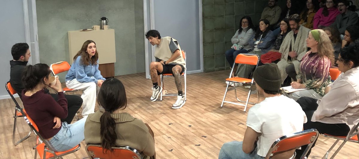 Teatro: «Personas, lugares y cosas». ¿Quién cura a quién? - Una clínica de desintoxicación es el escenario donde pacientes y profesionales se preguntan quién está realmente cuerdo - Por Lía Rueda - correcamara.com/critica-person…