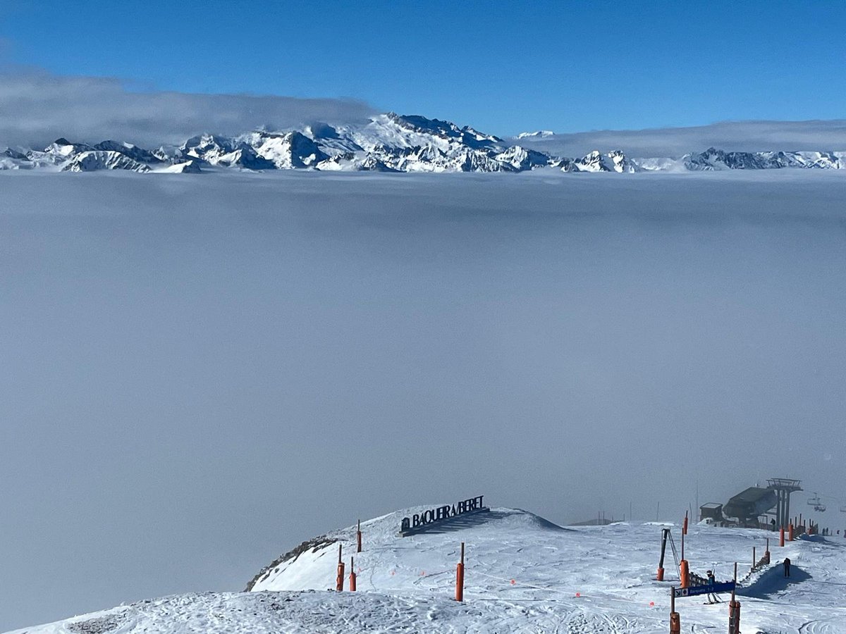 Mario_coaching's tweet photo. Mar de nubes sobre la @Val_dAran, captado desde el #Mirador de @baqueira_beret , en este #4Enero del #Año2026.

#MarDeNubes #Montañas #Pirineos #Pyrénées #Nieve #Esquí #XtraLimits https://t.co/u95X5thCyR
