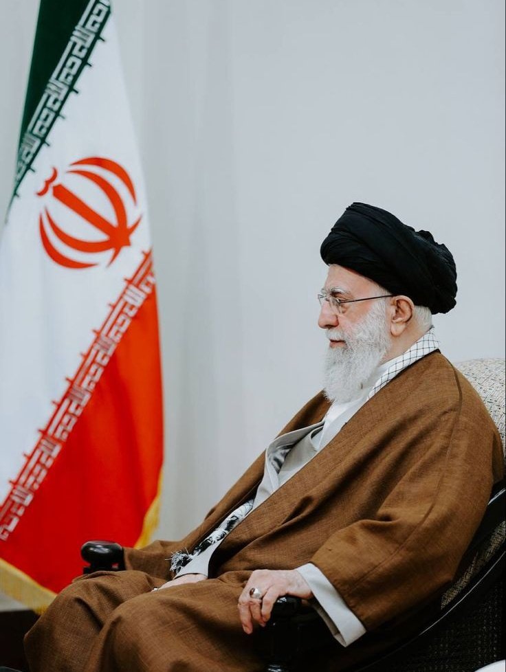 ترس؟!
کل دنیاتون شمشیر و موشک و فشنگ بشه ثانیه ای دست از حمایت از این مرد برنمیدارم.
این از من