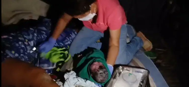 🔴AMBULANCIA NUEVA SIN ENTREGAR Y SIN CHOFER: EN PLENO CHACO BEBÉ NACE EN CARROCERÍA DE LA CAMIONETA DE UNA ENFERMERA

◾Una mujer dio a luz en la carrocería de una camioneta, al no poder llegar a tiempo al puesto de Salud de la localidad de Toro Pampa, en el distrito de Fuerte