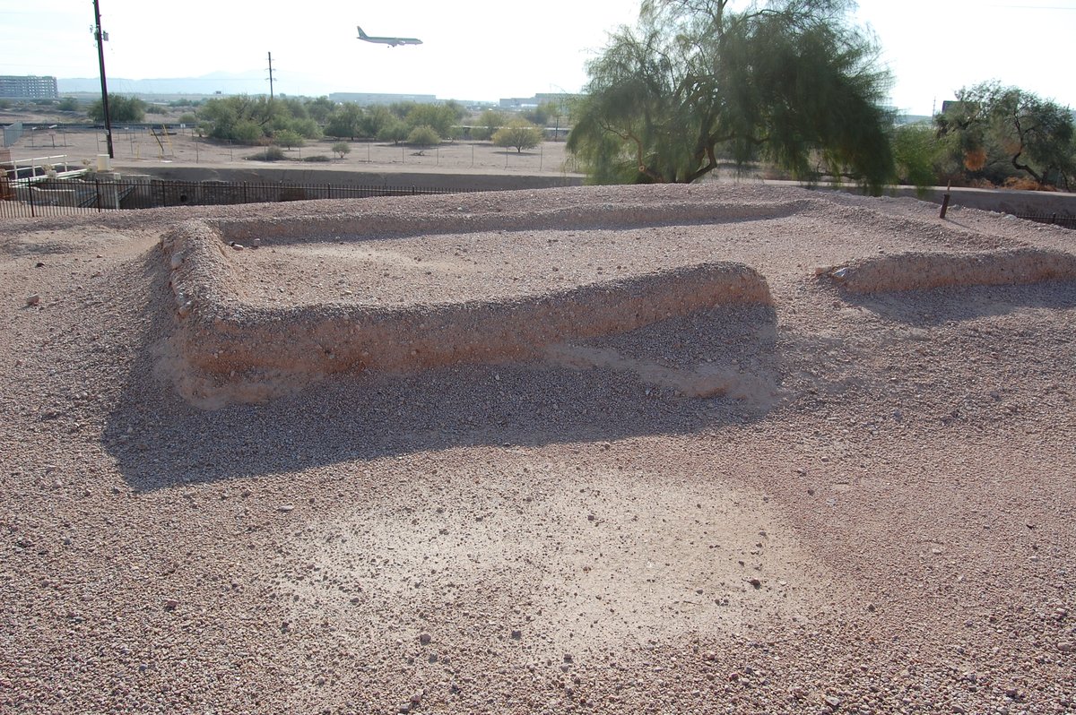 RootLocale's tweet image. Hidden Gem Alert! 🏞️ 

Pueblo Grande Ruin and Irrigation Sites in Phoenix, Arizona - a National Historic Landmark showcasing Hohokam culture from 450-1450 CE

Locale Tips to Explore: Don't miss the Platform Mound! Museum Exhibits include Replica Dwellings, don't miss this!