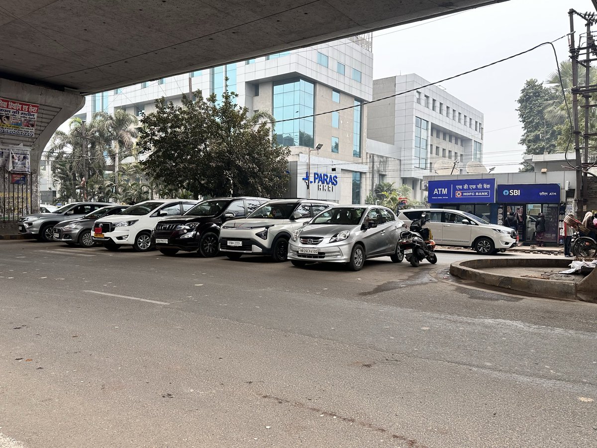 27neerajkumar's tweet photo. Encroachment on Bailey Road,Patna.The Bihar Govt invested 400 Crores in building the Bailey Rd flyover to ease traffic. But,unauthorized encroachment on the old road,includes all'U'turnings, have worsened congestion.Drivers have to travel 1km for a U-turn.Request action please. https://t.co/ZduXqPvYlt