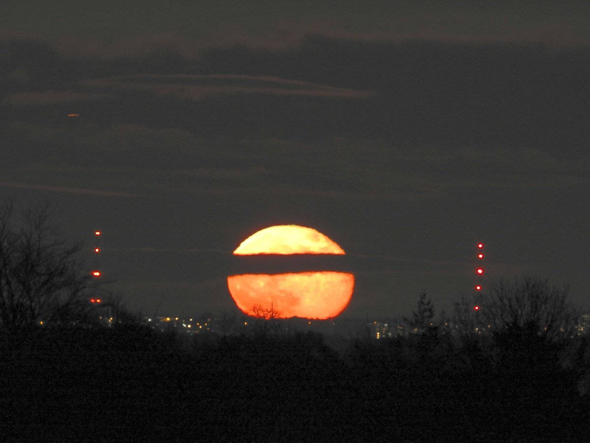 mildthing99's tweet image. *A rose between two thorns*
#WaningGibbous 98% 🌕 rising over south London in between the Crystal Palace and Croydon transmitters, seen from #SurreyHills
#WolfMoon #OldMoon #IceMoon #SnowMoon #Supermoon 
@DavidBflower @lizzieweather @StormHour @metoffice @ThePhotoHour #getoutside