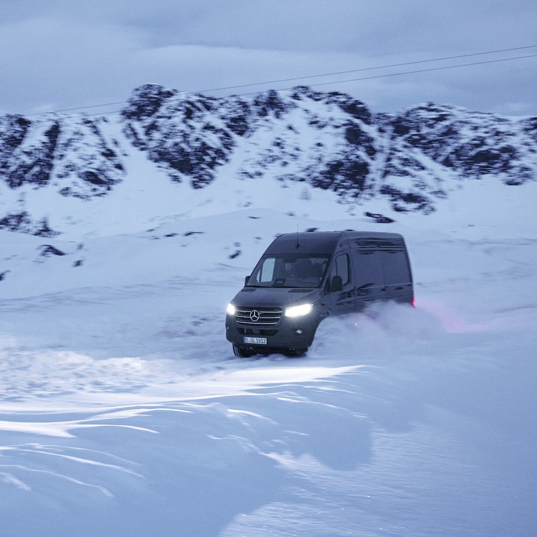 ¿Conducir sobre la nieve? ¡Reto aceptado! ❄️ 
¿Y de noche? ¡Por supuesto! Los faros LED High Performance iluminan la carretera de forma uniforme, vayas donde vayas. 

¿Te gusta conducir de noche?

📲 900142004
💻 mb.starmadrid.es/vans-nuevo-es-…
📧 bdc@starmadrid.es    

#MercedesBenz