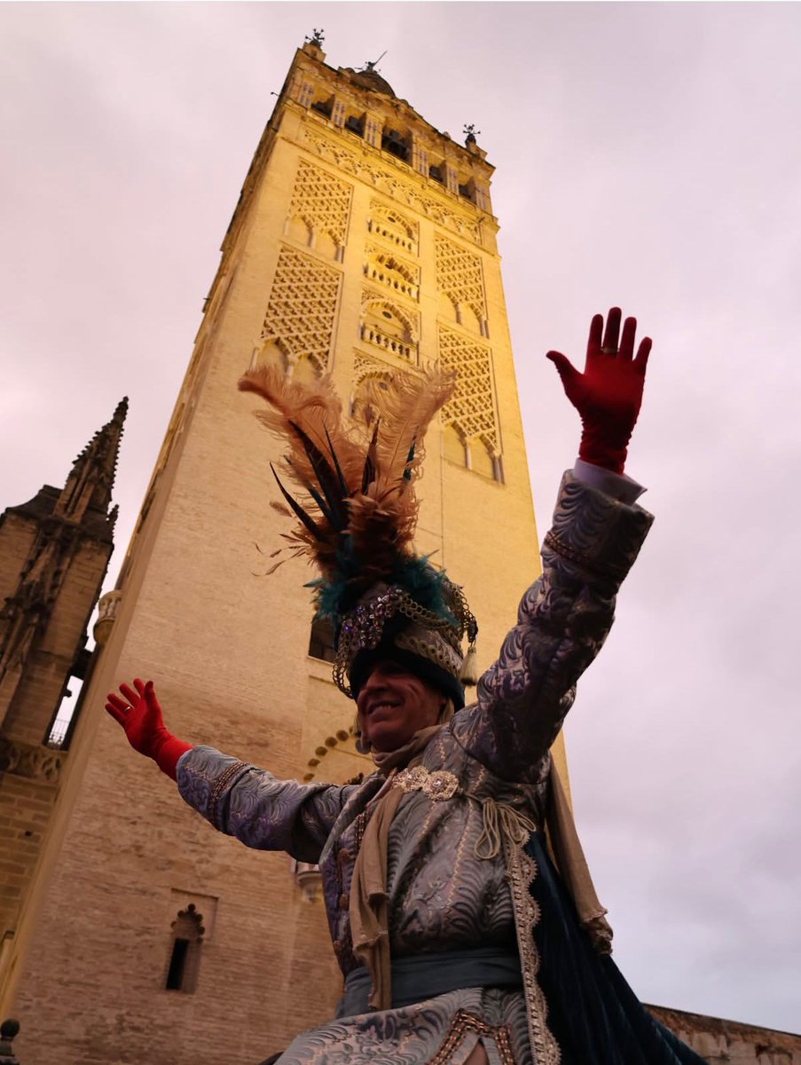 hdadlaestrella's tweet photo. El Heraldo Real, encarnado por nuestro hermano Sergio García, ya tiene en sus manos las llaves de la ciudad para que https://t.co/uzYtSzKrux. los Reyes Magos de Oriente puedan llenar de ilusión y esperanza los hogares sevillanos. 

#NavidadenlaEstrella

📷 @JoseCampanaF https://t.co/dqAqoREcLi