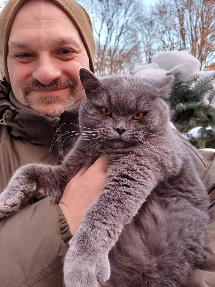 I was asked what the difference is between Brynchyk and Archie.
Here’s our answer.
Brynchyk is a friend, a comrade, and a brother — the talisman of Ukrainian snipers!
Archie is our beloved monkey, whom Brynchyk and I are training — just as our great classic Les Podervianskyi once