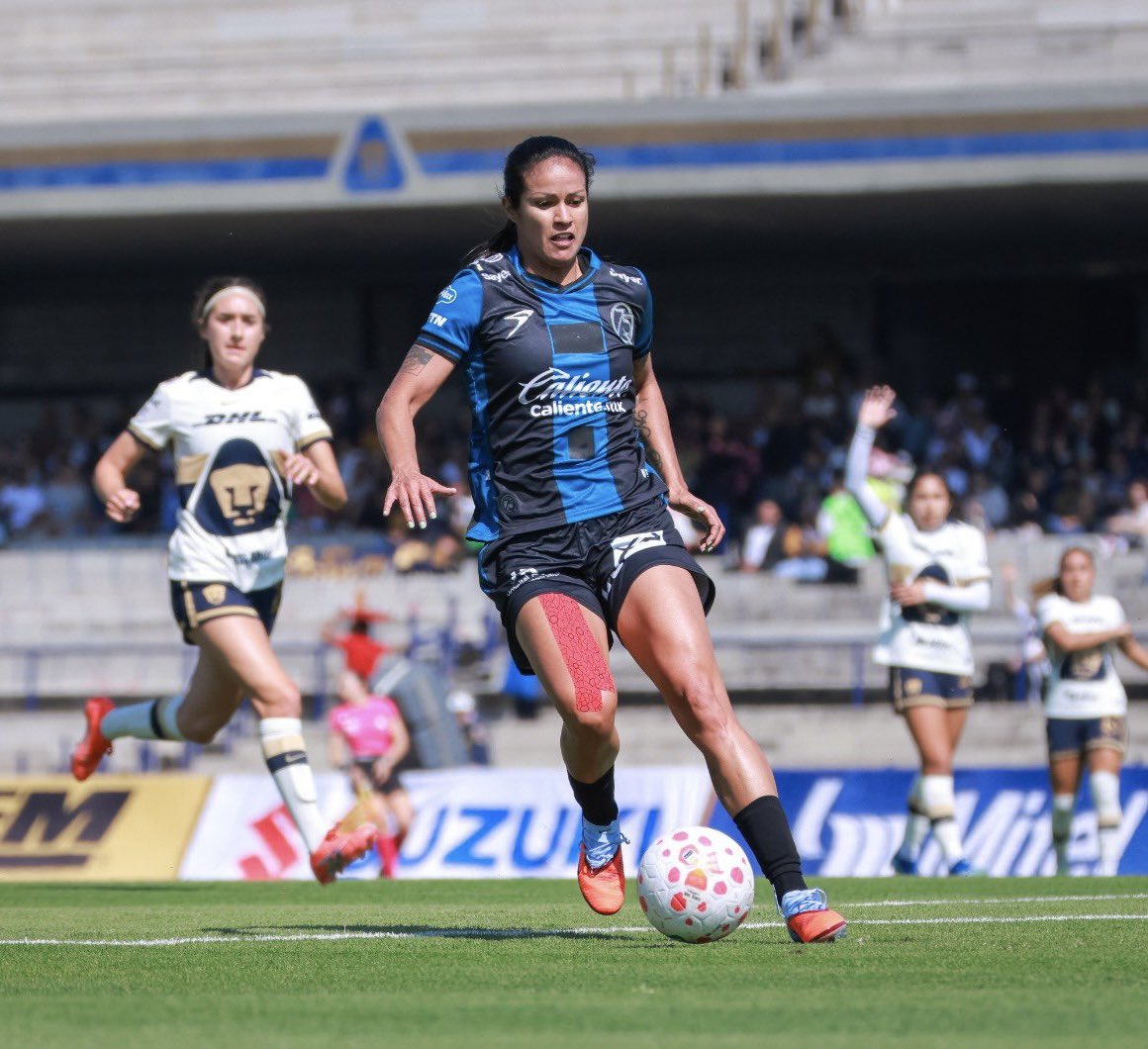 Se prescindió de Carrandi y Alexa que generaban en media cancha. 
Se nota un estilo de juego diferente con acompañamiento al tener la pelota con un bloque sólido en media cancha.
Nunca pudieron contener a Hix y con una menos es muy complejo.
Necesitan refuerzos y más trabajo.