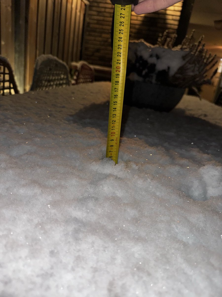LukeInfinite_'s tweet photo. #sneeuw in #heerenveen circa 8 cm gevallen de afgelopen 36 uur.

@Weerprimeur 
@weeronline 
@weermanrobert 
@MeteoVoorne 
@Weerplaza https://t.co/YcnDQjt4PE