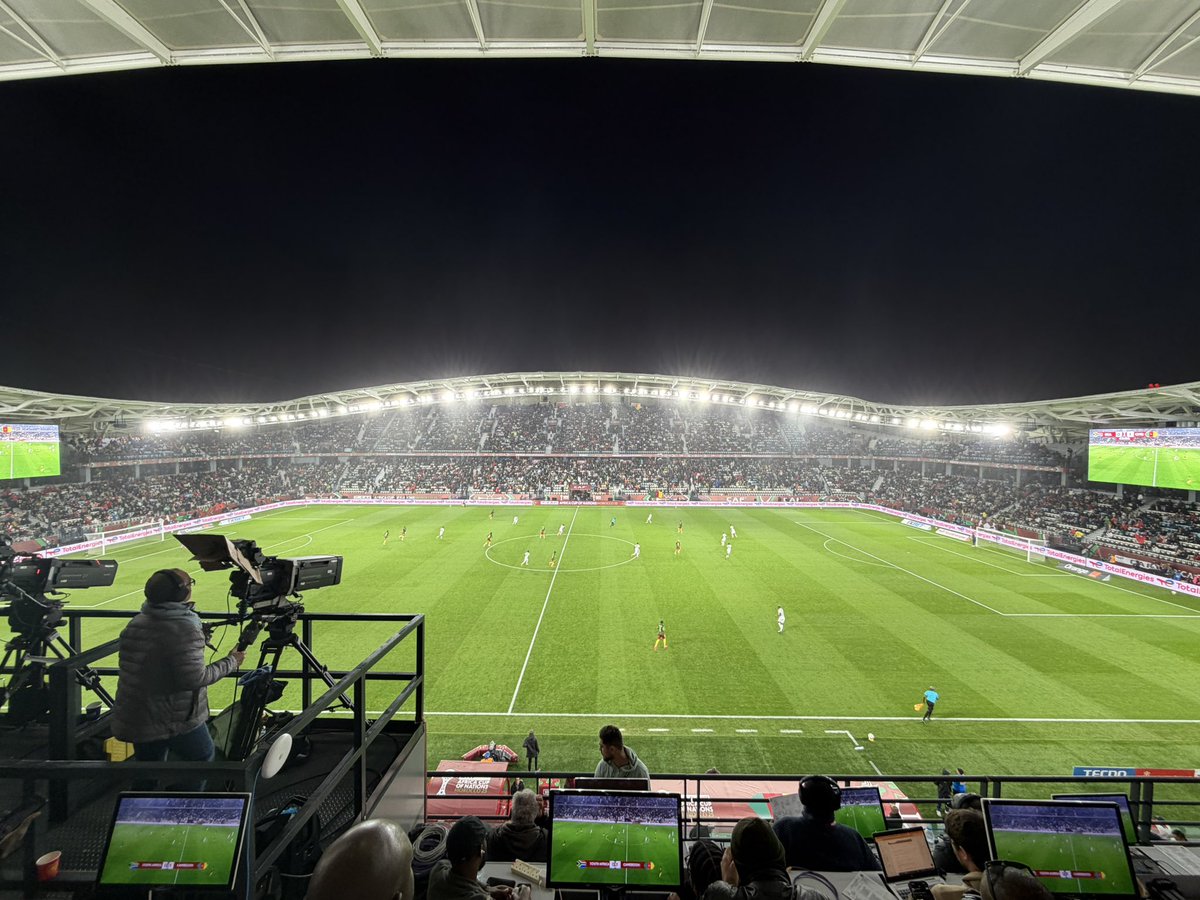 Mesli_Dounia's tweet photo. 🏟️ Deuxième match fou 😃😍 de la soirée, avec ce choc en huitième Afrique du Sud vs Cameroun 🇿🇦🇨🇲 0-1 #RSACMR #AFSCAM #CAN2025 https://t.co/eEQMMQABBt