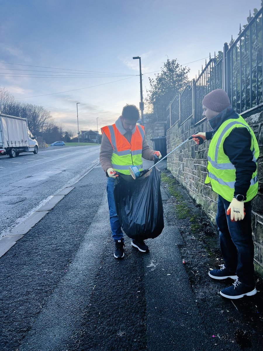 As New Year celebrations ended, Ahmadi Muslim youth in Spen Valley stepped into the cold after morning prayers to clean their local streets, serving purely out of love for their community.

Service. Responsibility. Unity.
<a href="/RQYorkshire/">AMYA YORKSHIRE</a> <a href="/smir_90/">Slahudin Mir</a> 
#NewYear2026 #SpenValley #Yorkshire