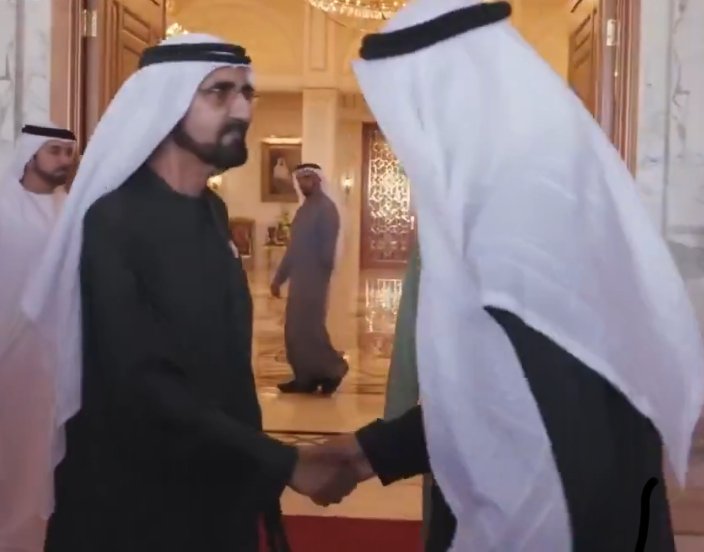 bntmmd25's tweet image. ✍️✍️✍️👌
لقطة تختصر معنى الأخوة قبل القيادة
أخ يسند أخاه ، فمثل هذه القلوب تبني الأوطان  ويستمر المجد 🫡🇦🇪🇦🇪🇦🇪