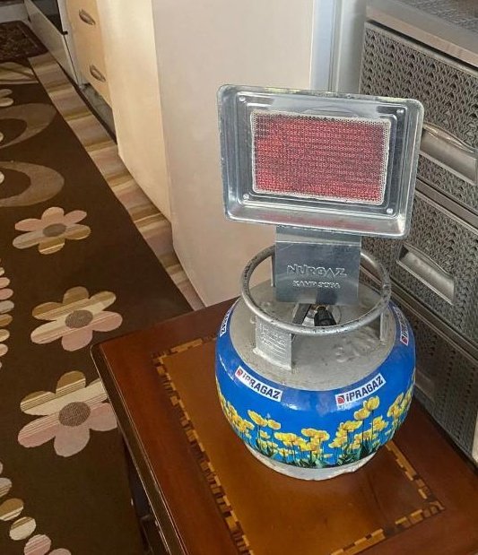 Hatay'da yillardir yaz- kis elektrikler surekli kesiliyor yeni bir sey değil bu. Ama bicak kemige dayandi bu dondurucu soguklarda! 
Kacak elektrik kullanmakla ya da cok fazla elektrik kullanmakla ilgili olmadigini hepimiz biliyoruz.
Ruzgardan elektrik uretilen bir sehirde bu