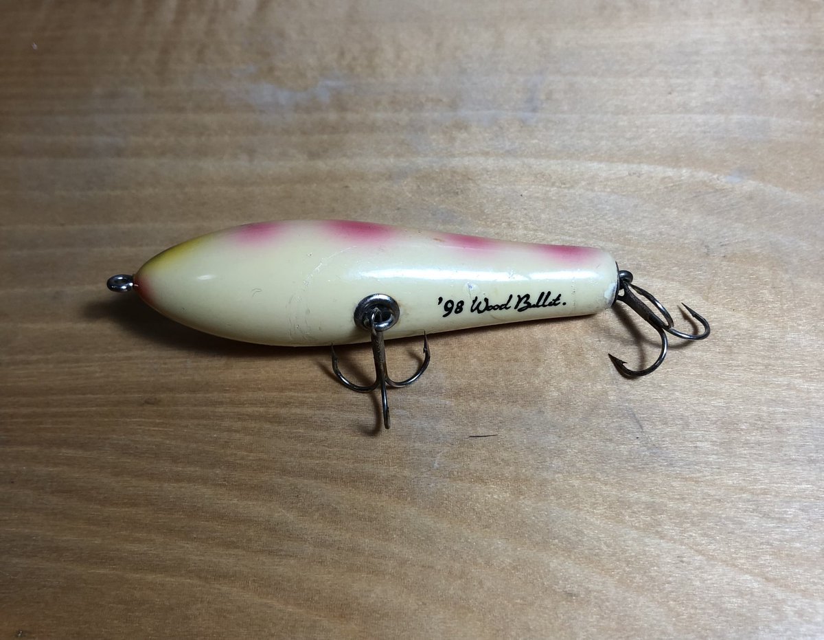 1562
ガラス目のイメージが

アルカディアリーフのルアーと言えば「ガラス目」が特徴の一つですが、このルアーには書き目タイプも、更にルアー名がお腹にあったり背中にあったりと色々存在します。と言っても動きには全く関係無い事なんですけどね😆
#アルカディアリーフ
#98WoodBullet