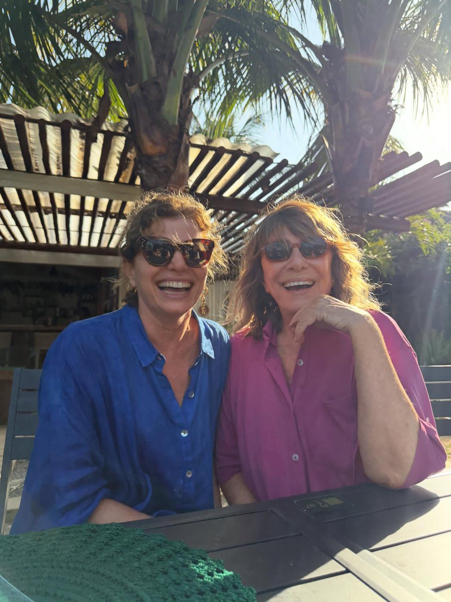 HumorQueCola's tweet image. Renata Sorrah compartilha que está passando as férias na companhia de Deborah Bloch.