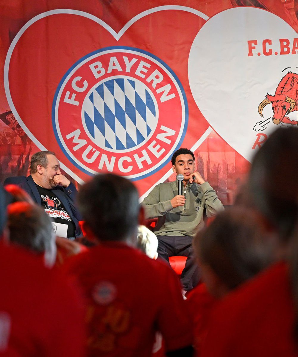 FCBayernXtra's tweet photo. Qual foi o ponto mais importante na renovação do seu contrato?

Jamal Musiala: “Eu vejo o Bayern como uma família. Sou próximo de muita gente, me sinto confortável aqui, e minha família também. Não acho que eu tivesse outro pensamento em mente a não ser passar os próximos anos aqui. (Aplausos dos torcedores).