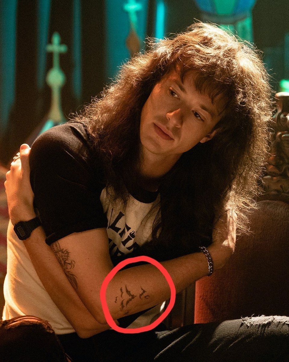 StrangerNews11's tweet photo. Dustin got Eddie’s bat tattoos 😭🦇 https://t.co/pDuuABpyBN