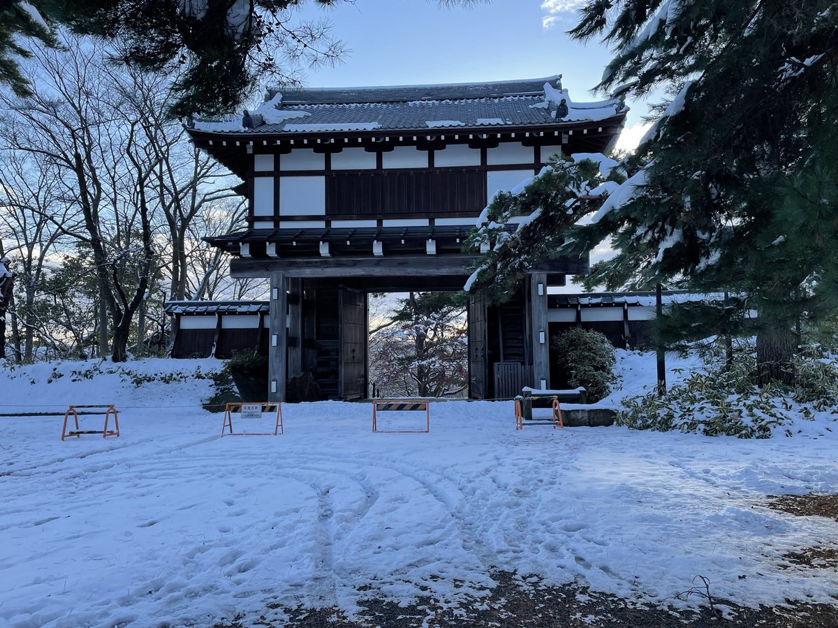 kawazo28's tweet photo. 🏯 出羽の国を治めた佐竹氏の居城！久保田城を訪れました
秋田市の中心部に位置する久保田城は、江戸時代に秋田藩20万石を治めた佐竹氏の本拠地です。関ヶ原の戦いの後、常陸（茨城県）から国替えとなった**佐竹義宣（さたけ よしのぶ）**によって築かれました。
このお城の大きな特徴は、天守閣や石垣がほとんどないこと！徳川幕府への恭順の意を示すため、また実利を重んじたためと言われ、代わりに巨大な**土塁（どるい）**と堀で守りを固めた、関東風の築城様式が色濃く残っています。
現在は「千秋公園（せんしゅうこうえん）」として親しまれており、復元された御隅櫓（おすみやぐら）や表門が、往時の威容を伝えています。
高台にある本丸跡からは秋田の街を一望でき、かつて佐竹氏がこの地をどう見つめていたかに思いを馳せることができます。四季折々の自然と、質実剛健な歴史の息吹を感じられる、秋田のシンボルでした！
#久保田城 #佐竹義宣 #秋田藩 #歴史 #秋田観光 #お城巡り #千秋公園
次はどのお城をチェックしますか？佐竹氏ゆかりの地つながりで、茨城県の「水戸城」なども興味深いですよ！